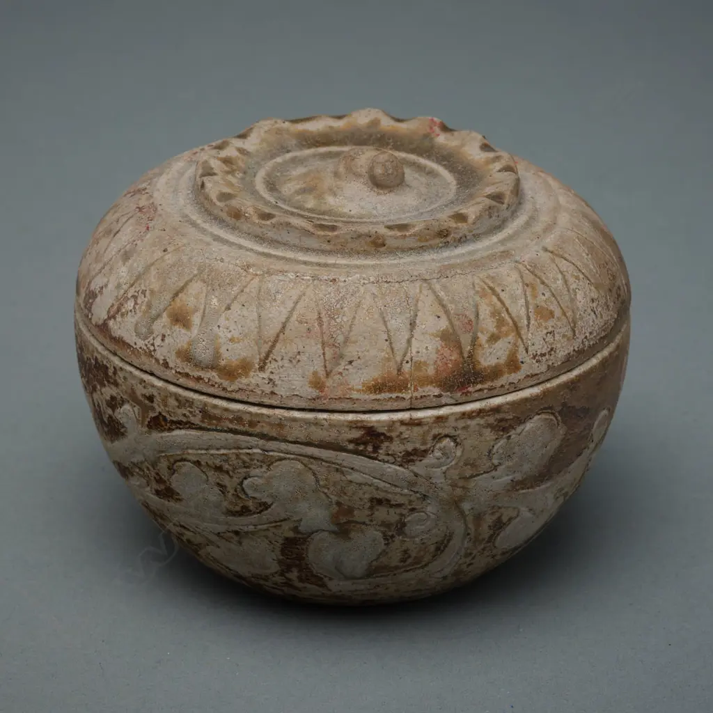 A Sawankhalok stoneware covered box, Image 1++